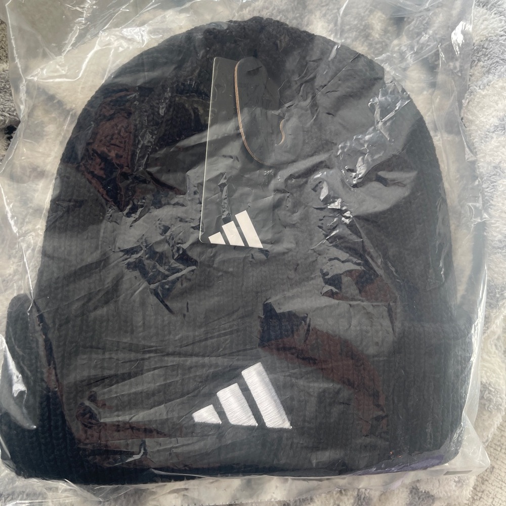 Super soft Adidas men’s team beanie